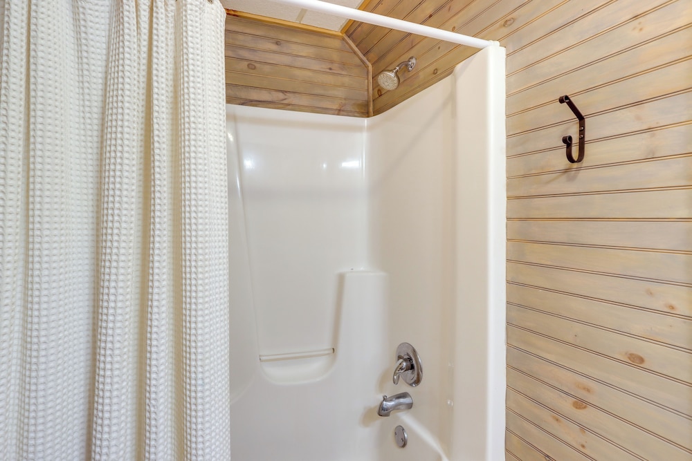 Hot Tub, Decks & Creek Access: Mccaysville Cabin!