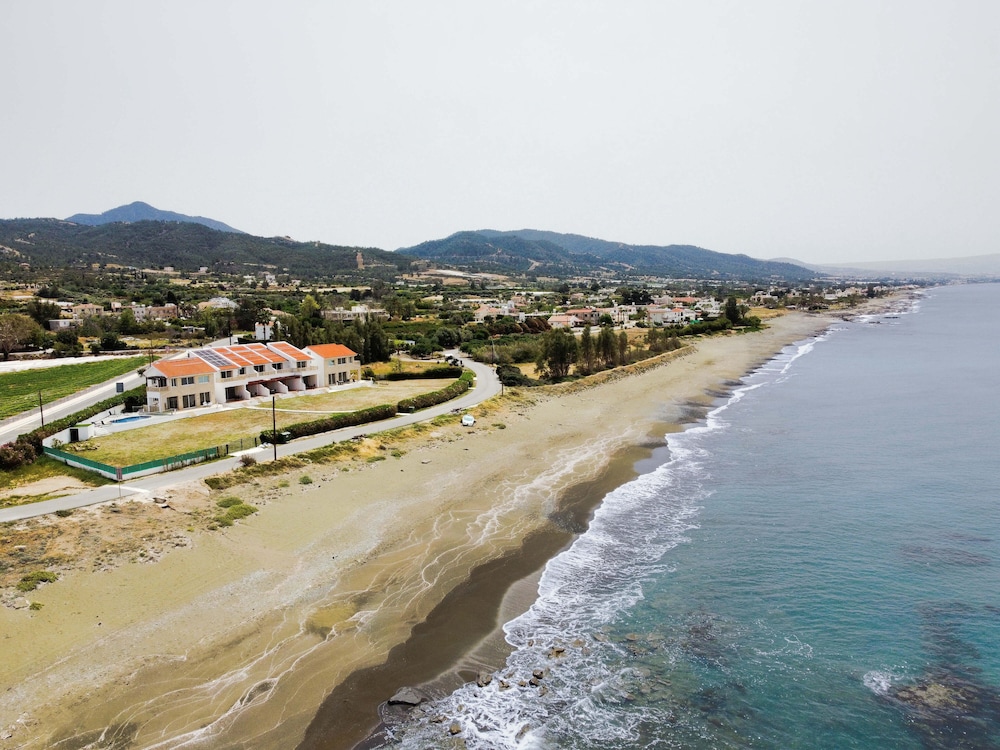 Phaedrus Living Beachfront Villa Morona
