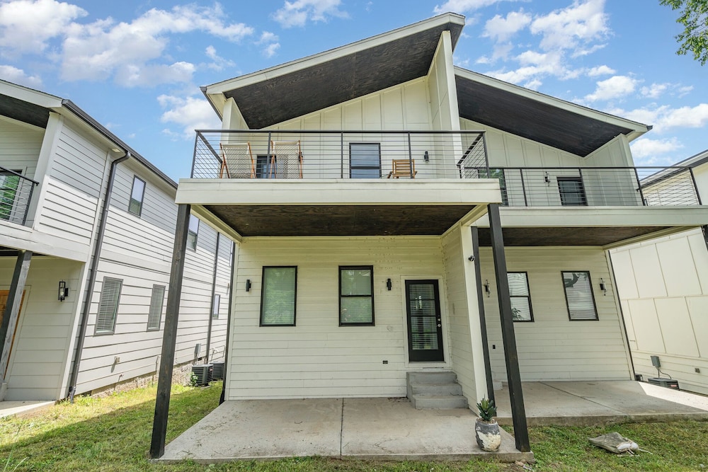 Jade - Private Patio and Balcony - Near Germantown