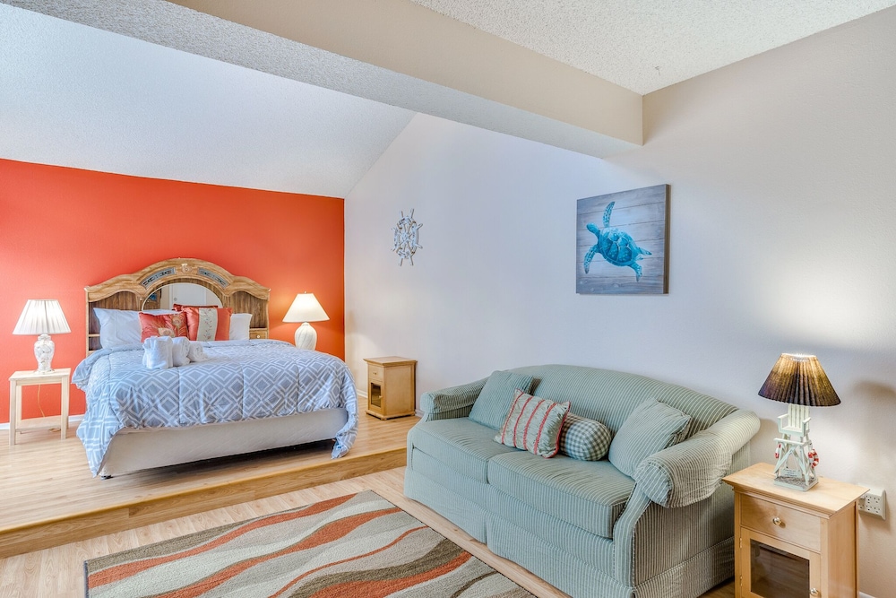 Madeira Beach Yacht Club 215F by Distinctive Beach Rentals