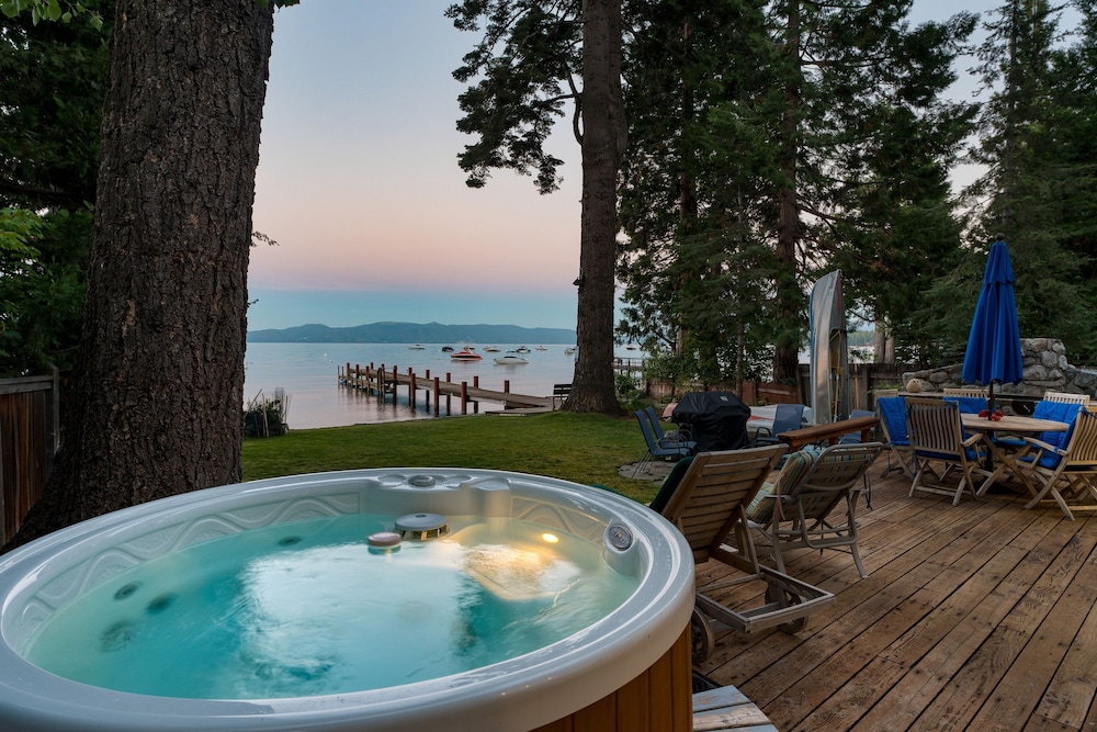 Lakefront Haven by Avantstay Minutes to Ski Resorts Private Dock Boat