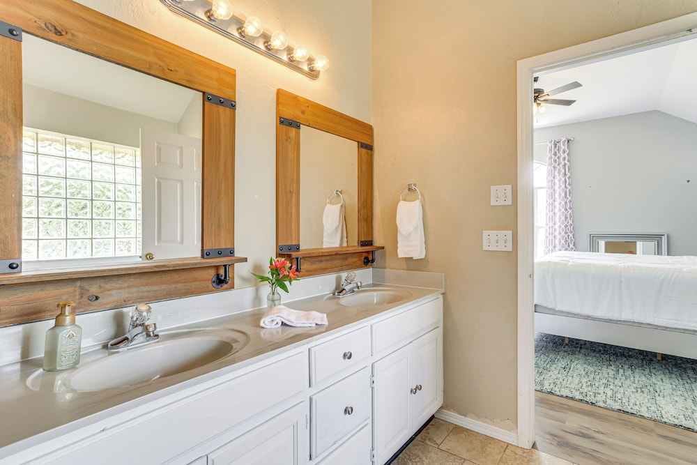< 1 Mi to Oak Tree National: Cozy Getaway!