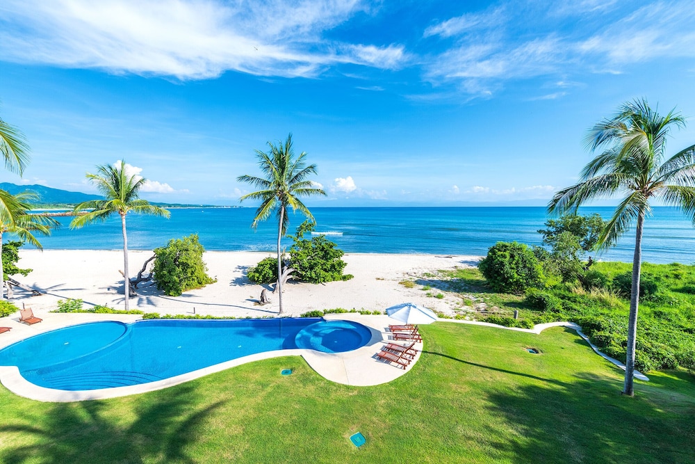 Gorgeous 4 Bedroom Condo - Property Image 4