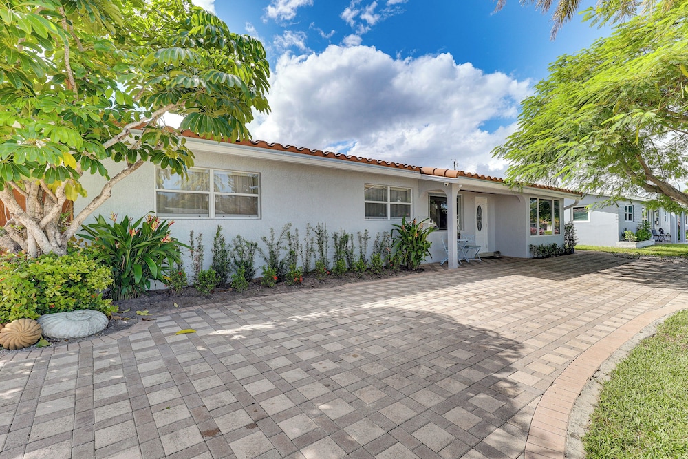 Fish, Swim & Relax Poolside! Deerfield Beach Oasis