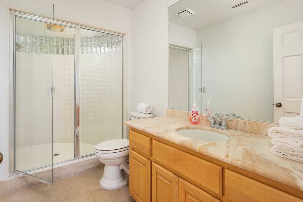 Resort-style Estate w/ Pool, Game Room & Tennis Court Near Wineries The Tennis Ranch by Avantstay