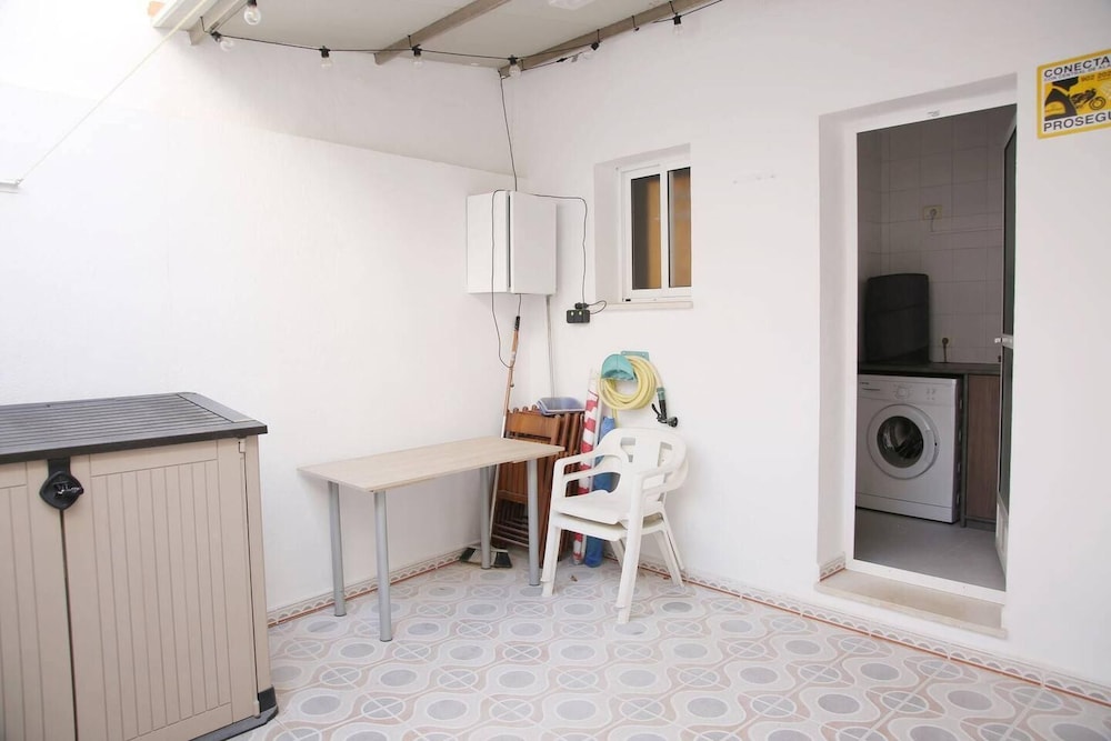 Modern 3-bed Apt, Sleeps 7, 6 Min Walk to Beach