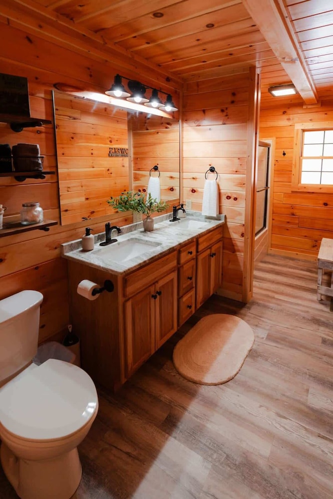 Sleeps 16! Luxury Cabin With Game Room & Hot Tub