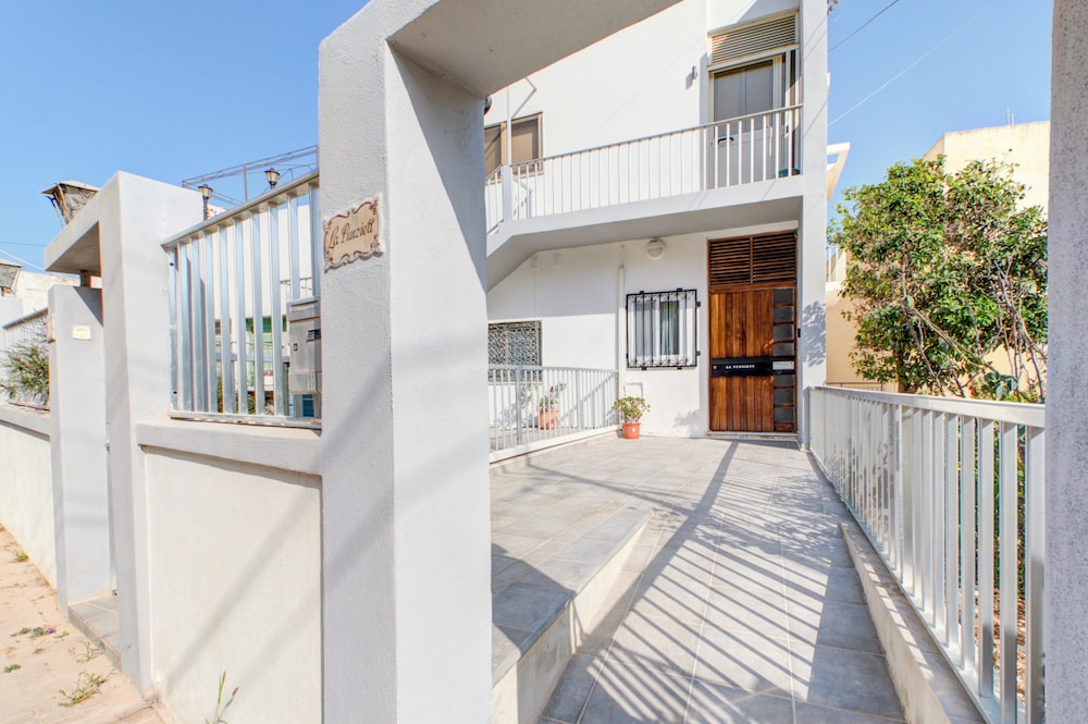 Colourful Spacious Maisonette with Yard photo 2