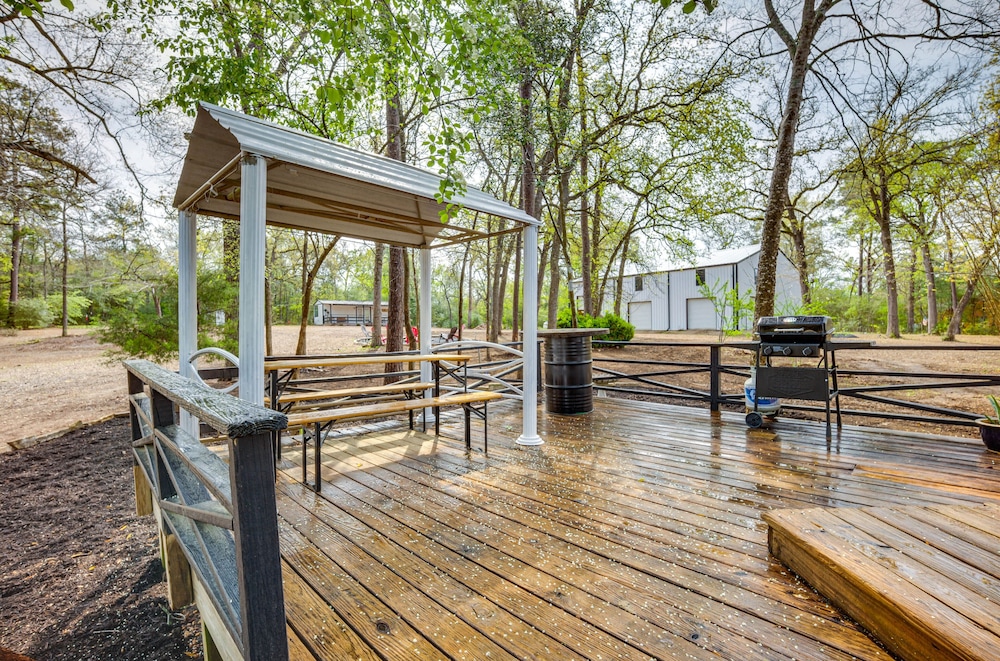 Willis Vacation Rental ~ 2 Mi to Lake Conroe! view 5