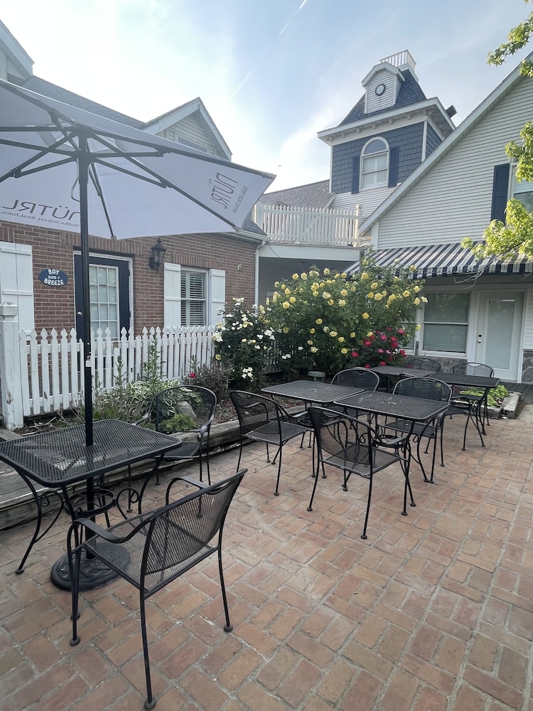 Harbour Square Suites