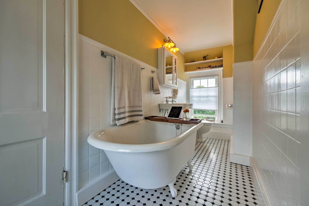 Rockland Home w/ Deck 5 Mins to Historic Downtown!, photo 35