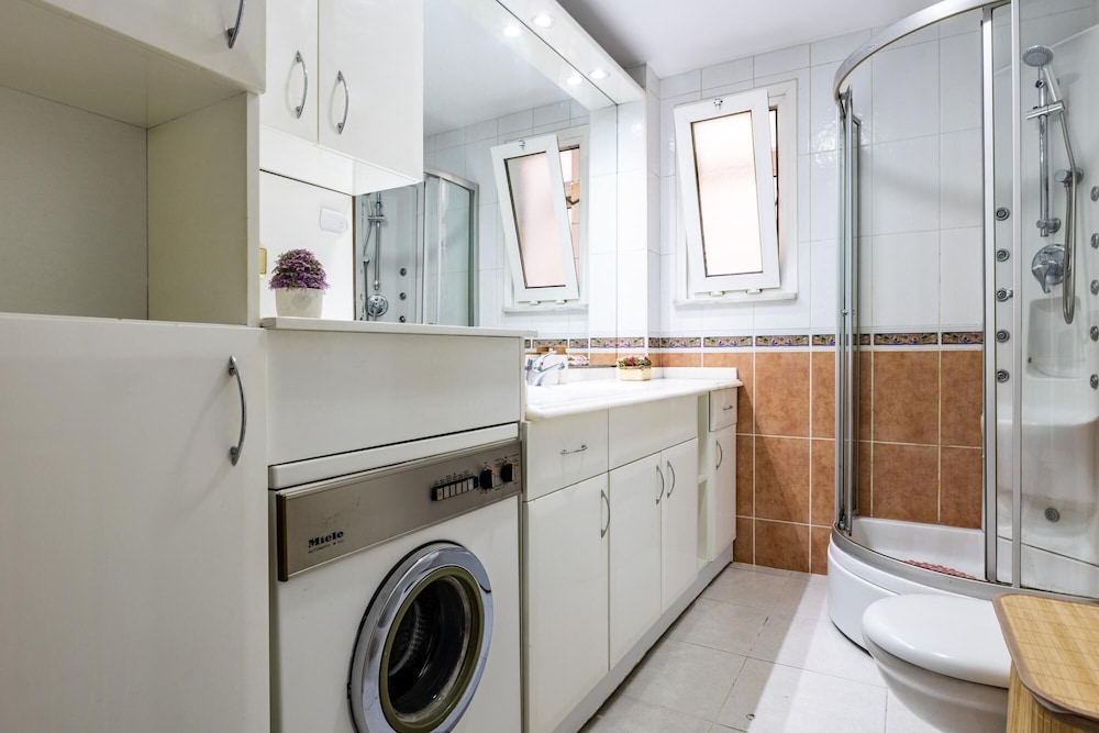 Chic Spacious Flat w Balcony 5 min to Moda Coast