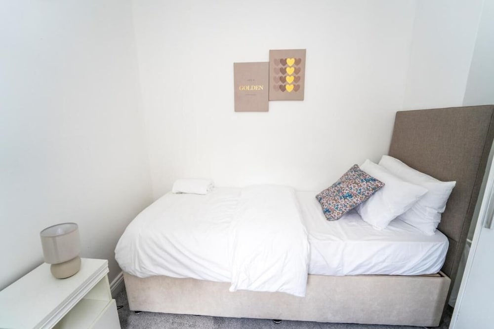 Sunny Lodge in Anstey - Spacious 3 Bedroom Home