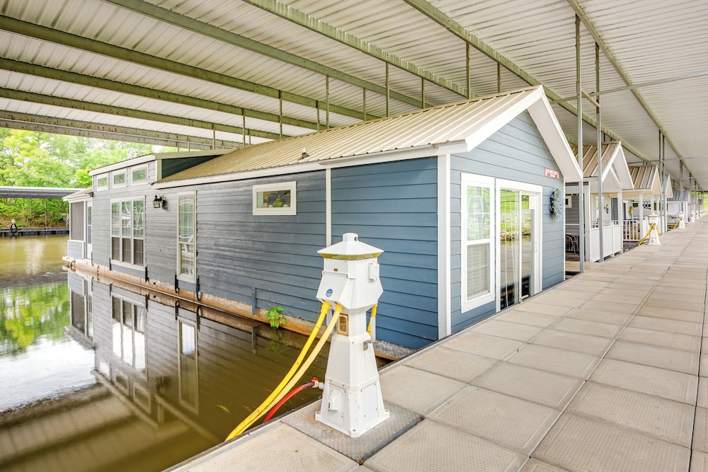 Modern Houseboat on Flint River w/ Dock!