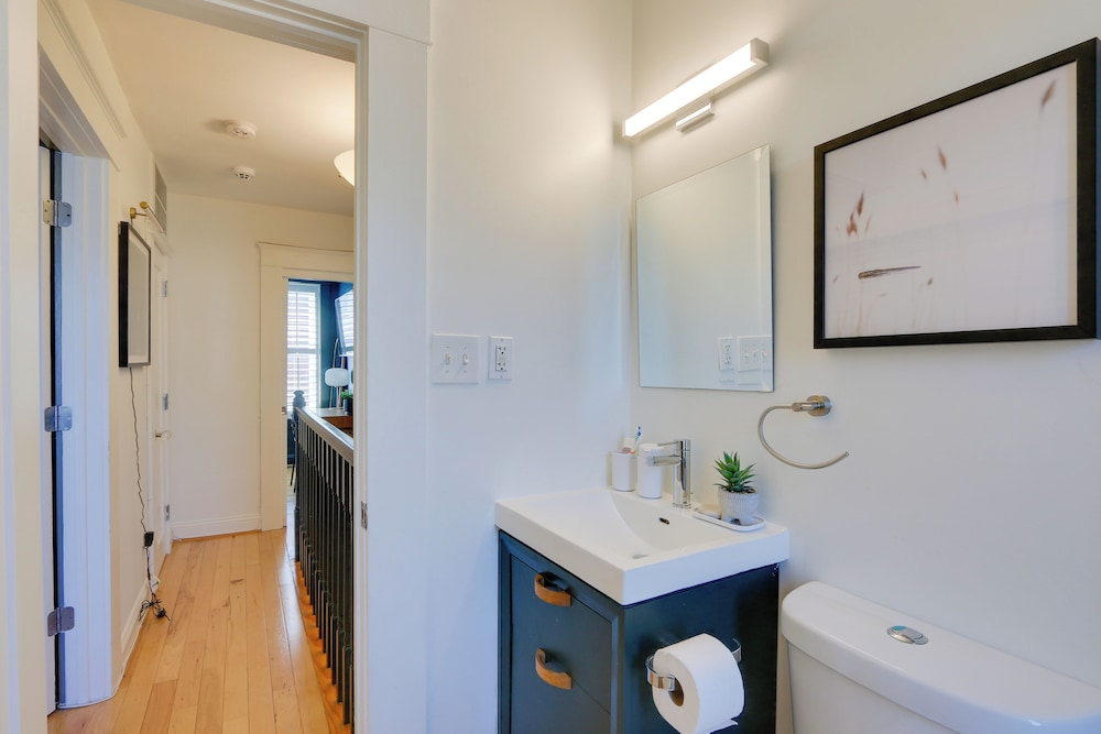 2 Mi to National Mall: Stunning Townhome w/ Patio!