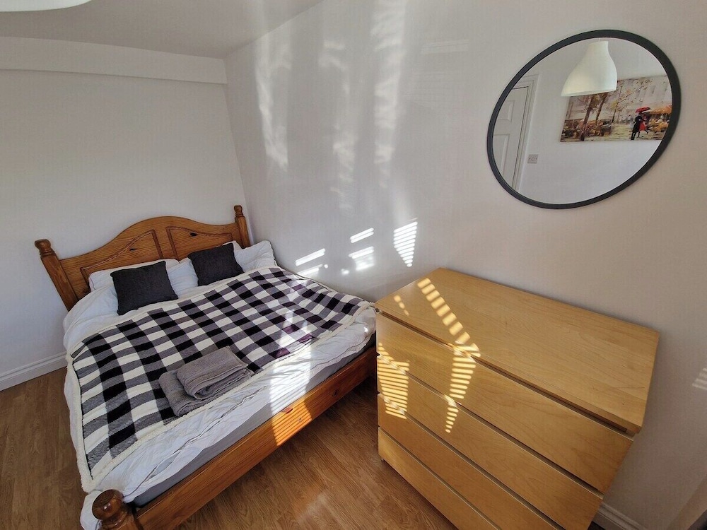 Spacious 6-bed house - 12 mins Gatwick