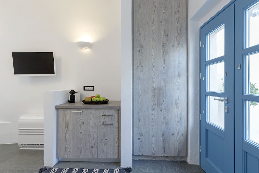 Alluvial Santorini Suites
