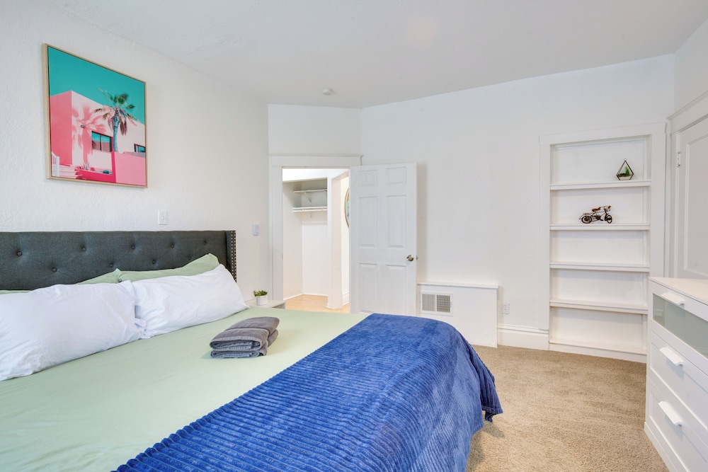 Luxurious 2BR Kansas City Condo Near Downtown
