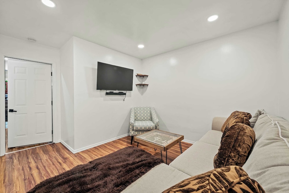 Stylish Mountain Retreat w/ Hot Tub & Firepit Penn Estate Getaway by Avantstay