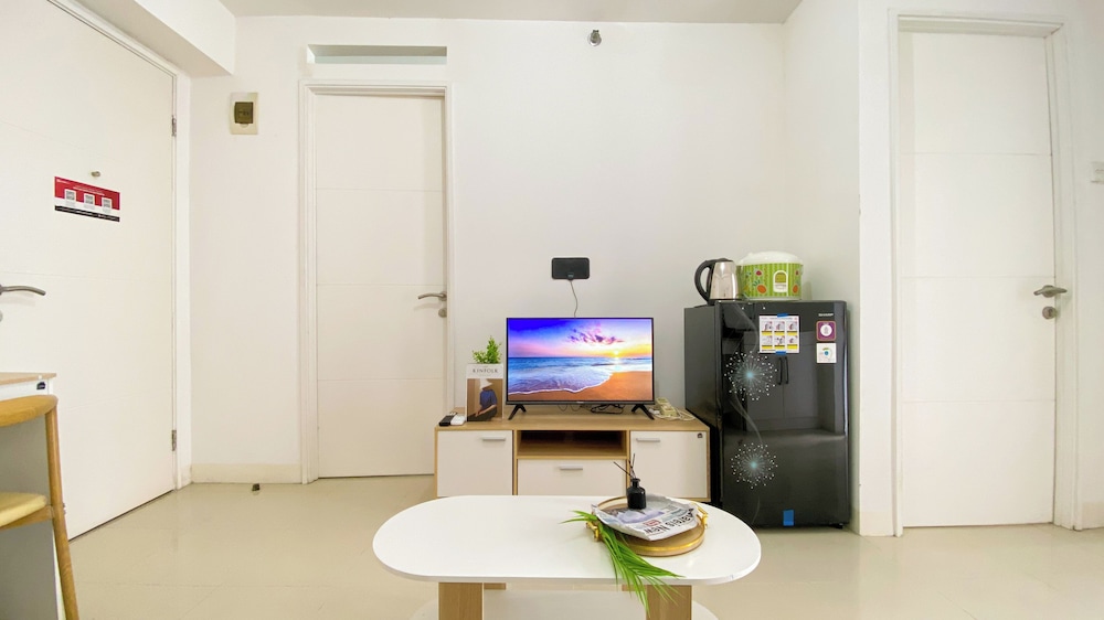 Relaxing And Homey 2Br At Bassura City Apartment