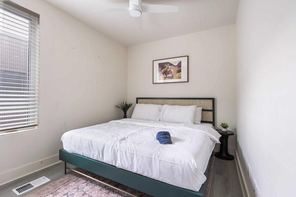 Sleeps 24 Rooftop, Game Room & Outdoor Spaces Just 10 Min to Broadway Outrider by Avantstay