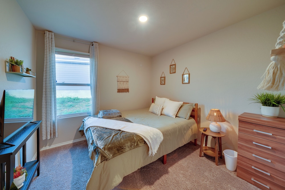 Easy Access to Dtwn San Antonio: Suburban Home