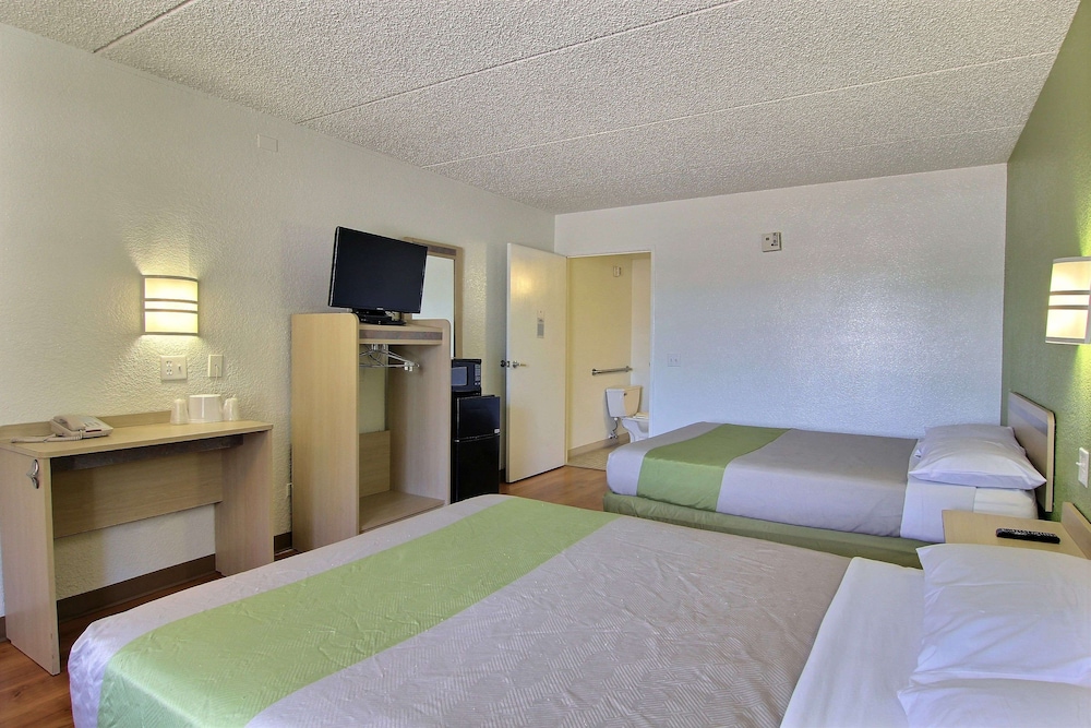 Motel 6 Austin, TX - Central Downtown UT