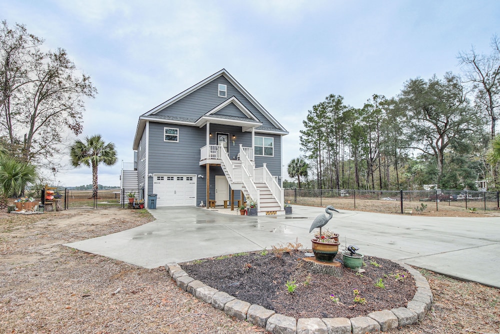 Dock & Fire Pit: Waterfront Midway Retreat!
