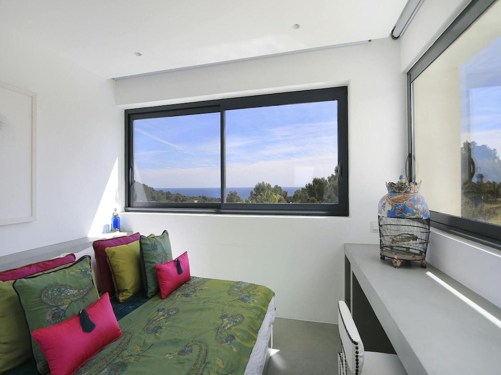 Holiday Home With Manicured Gardens