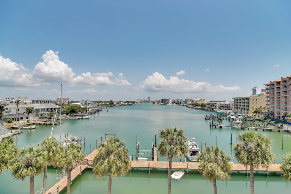 Walk to Clearwater Beach: Dockside Condo
