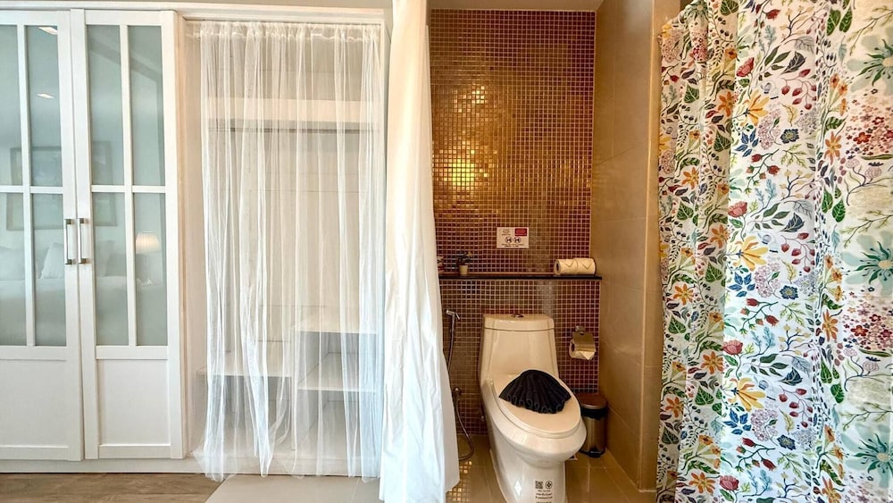 6-20 - 2 Bdr Condo With Balcony and Shared Pool