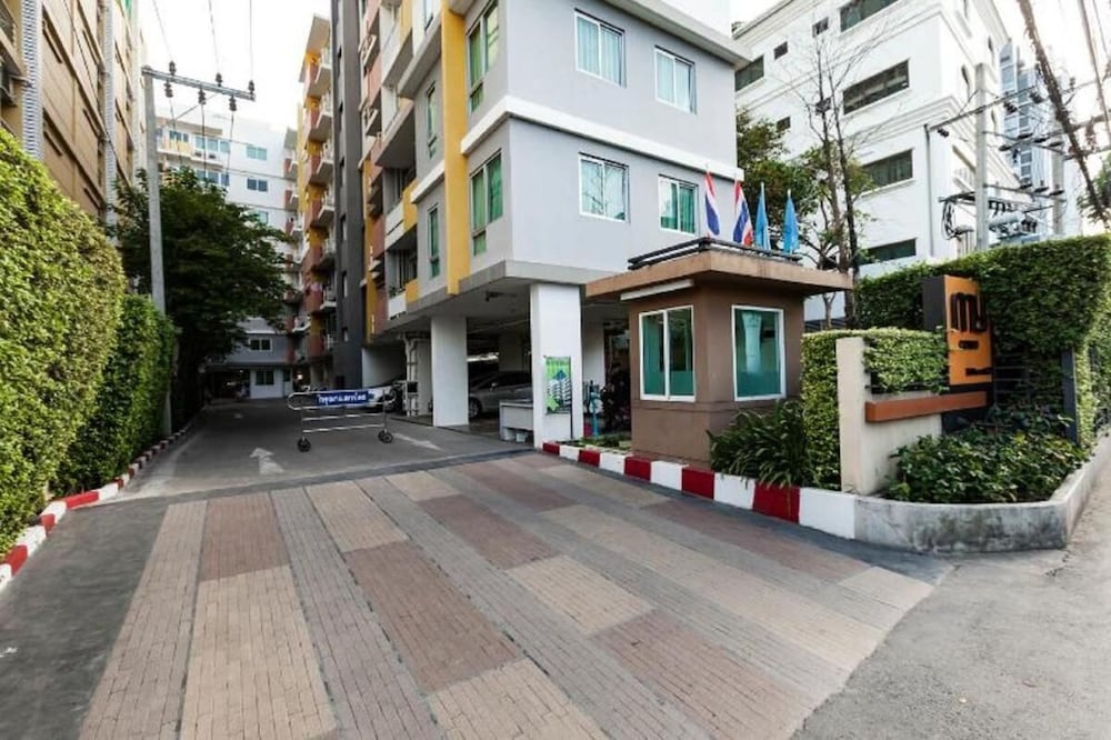 1BR Condo 5 Min to BTS 1000mbps Fiber Wi-fi Great Location