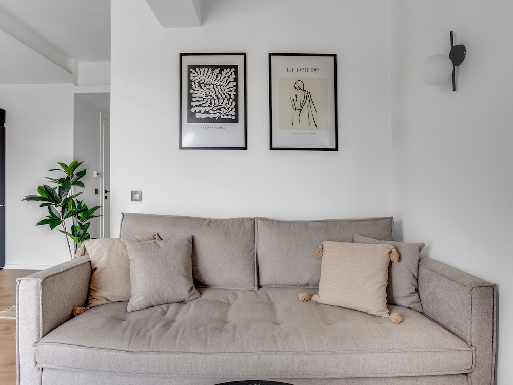Sanders Arch - Dreamy 1-bdr Apt w Balcony view 5