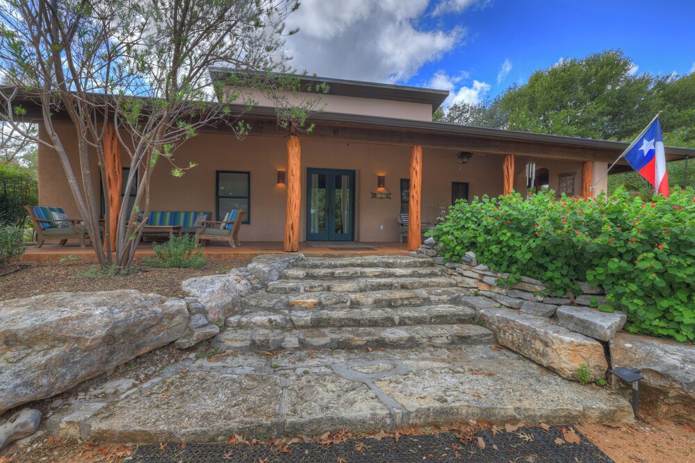 The Willows Retreat - Sleeps 17, Hot-tubs, Close to Main Street!