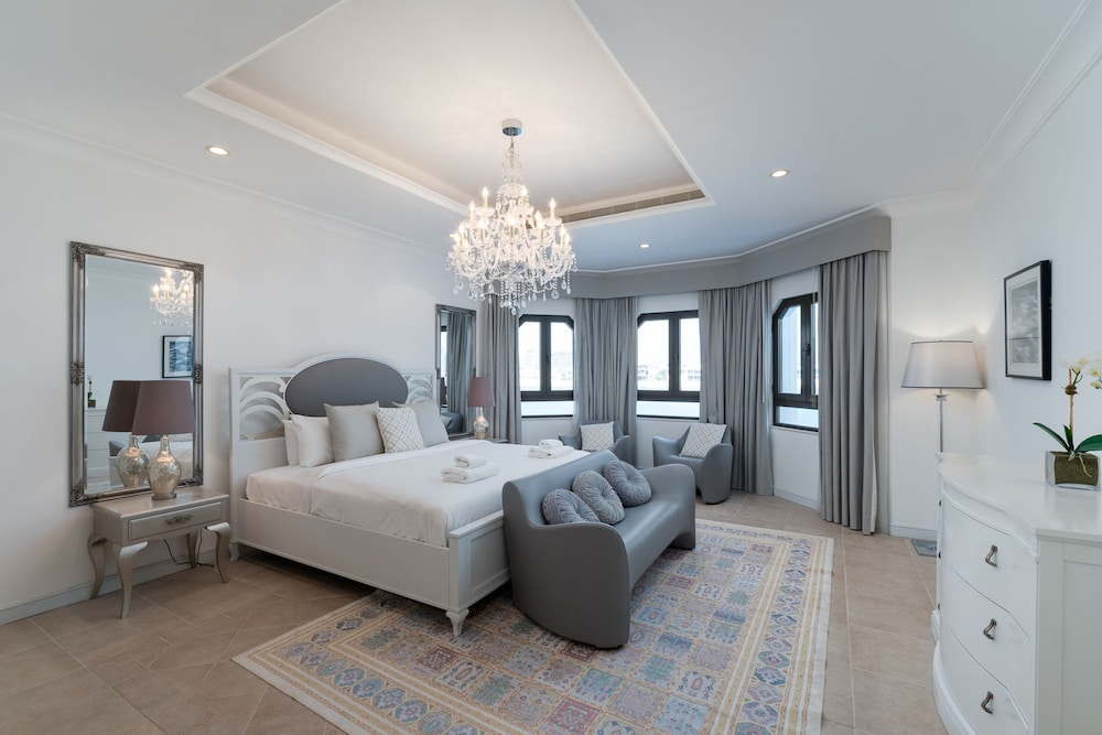 Exclusive 5BR Palm Villa w Private Pool and Beach