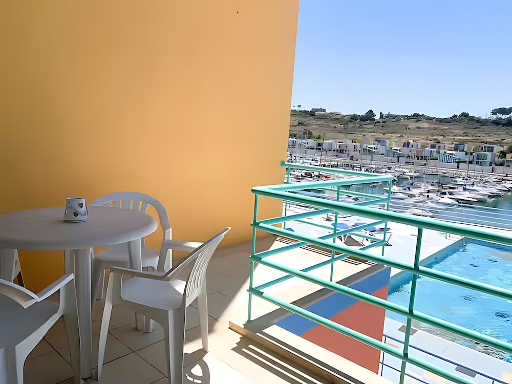 Marina View 1 Bedroom Apartment w Swimming Pool