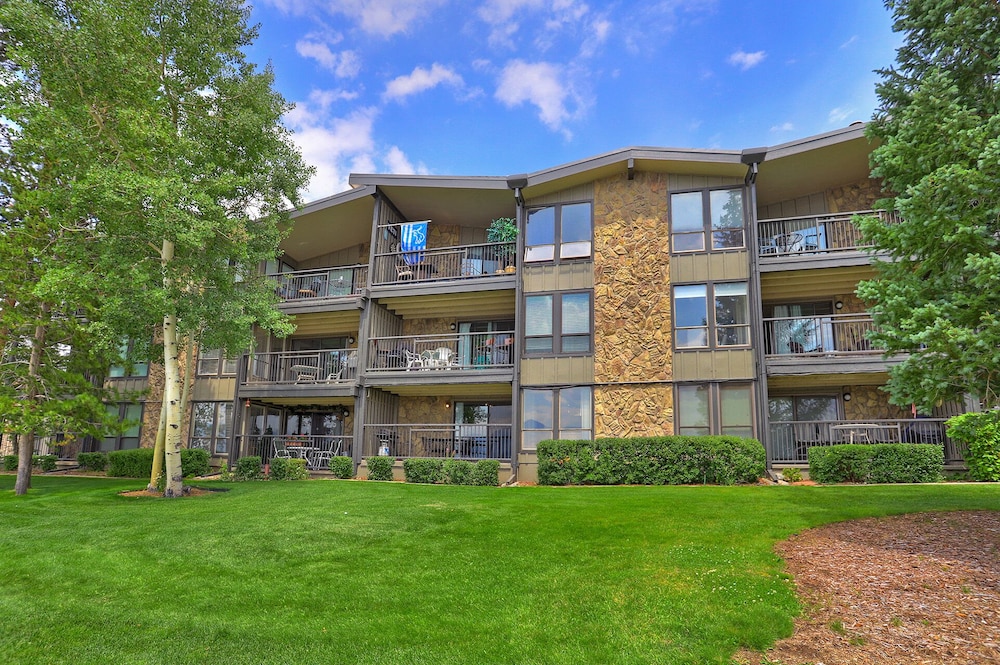 F108 Lake Cliffe S 1 Bedroom Condo by RedAwning