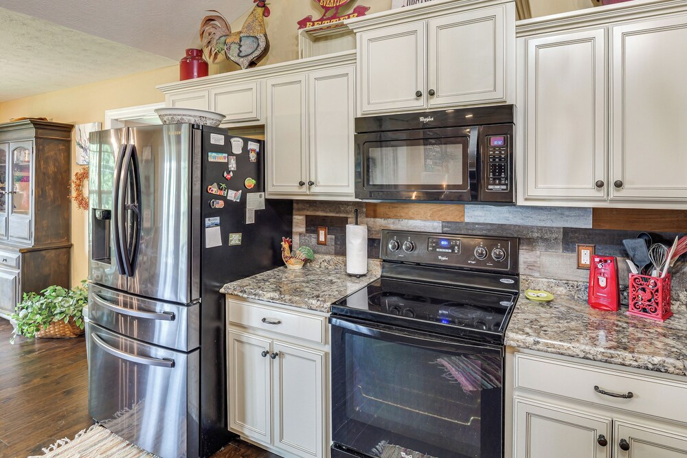Hot Tub & Scenic Deck! Spacious Cookeville Retreat