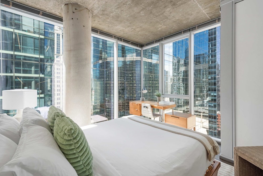 Exclusive 3BR City Views Top Amenities Central