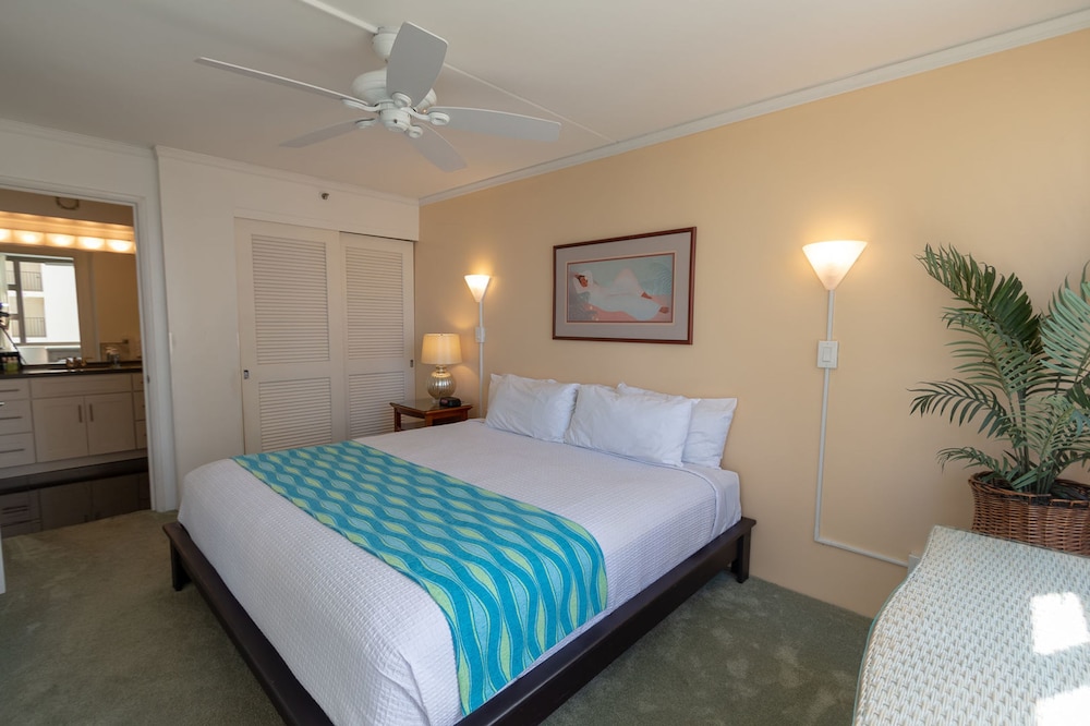 Waikiki Banyan - Partial Ocean View Tower 2 Suite 1204 view 2