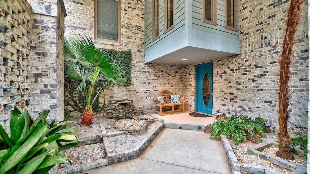 Beautiful Villa Marilyn 4 Bedroom Home by RedAwning