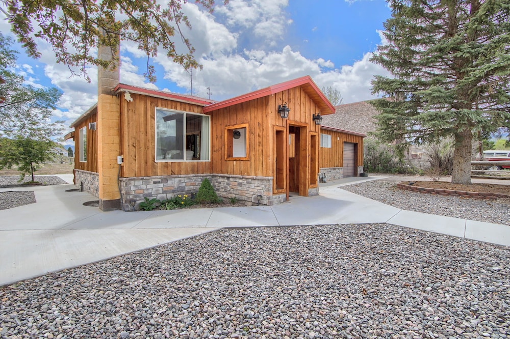 Group Getaway w/ Mtn Views: Home in Circleville!