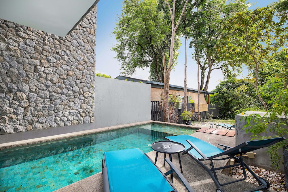 Avant-Garde 4BR Pool Villa Otero Kamala view 4