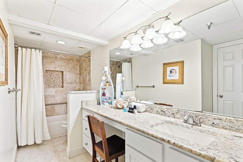 Steps to Paradise: Ground-floor 2br/2ba Beachfront Condo, Sleeps 8, Gulf Views!