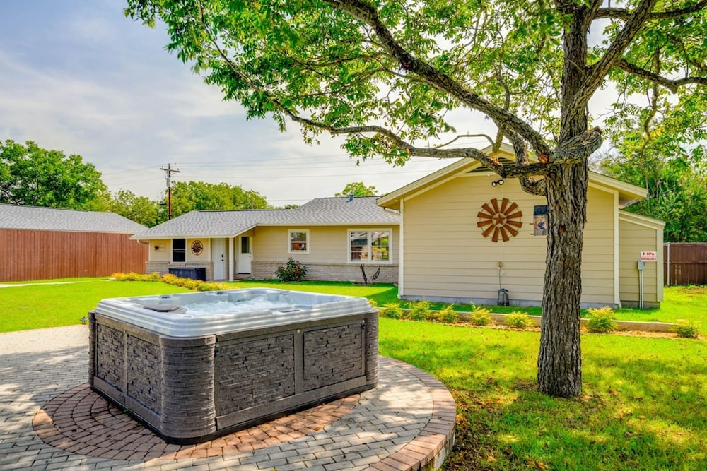 5 2 two Kings hot tub Firepit 16min to Wine Trail Nearby Pickleball Courts Pool