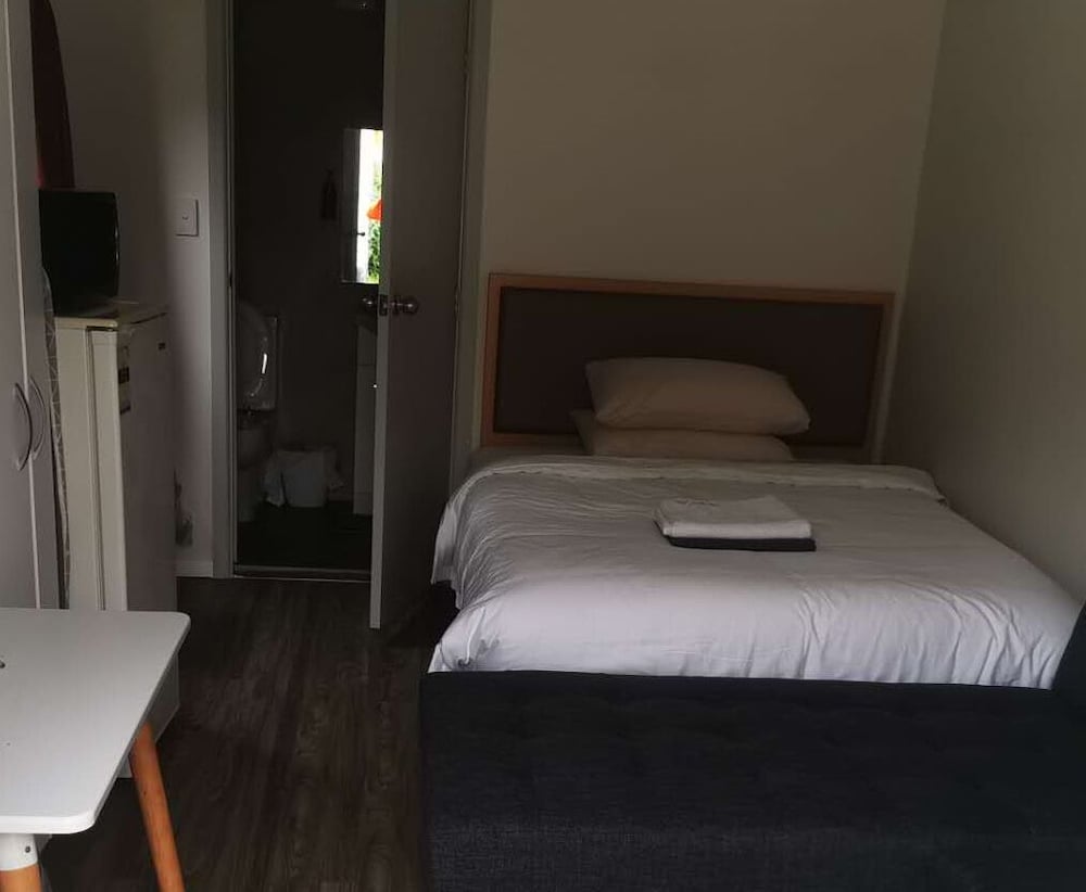 1 Double and 1 sofa bed Garden Chalet B