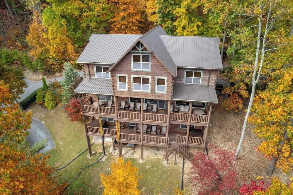 A View for All Seasons by Avantstay 12bdr w/ Game Room, Hot Tub, Movie Theater, Deck Views