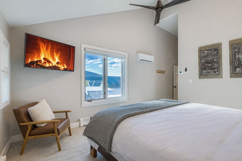 Mountain Luxury In Old Town Spa - Walk To Main 440 3 Bedroom Home