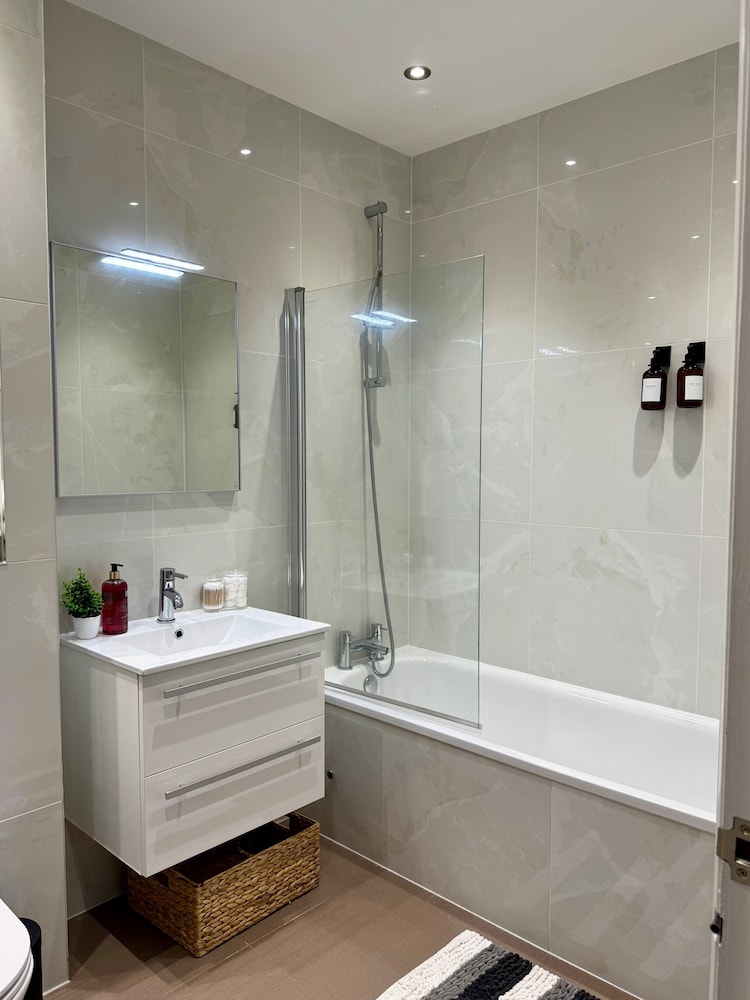 2bed Apartment-sleeps 4, Pets Ok & Balcony