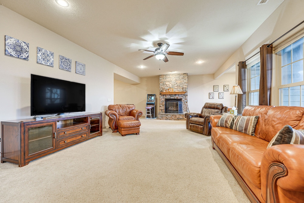 Relax Fireside: Branson West Gem w/ Hot Tub Access